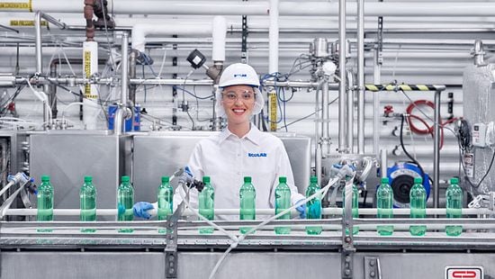 Ecolab expert wearing personal protective equipment in bottling plant.
